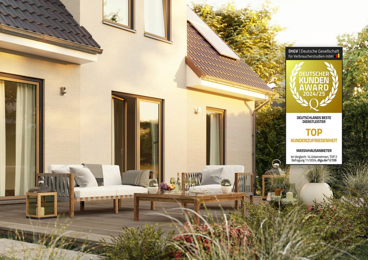 Sicher gebaut und geborgen fühlen mit Town & Country Haus Town & Country Einfamilienhaus mit heller Fassade, Terrasse und grünem Garten im Abendlicht. Abgebildet ist das Modell Flair 134.